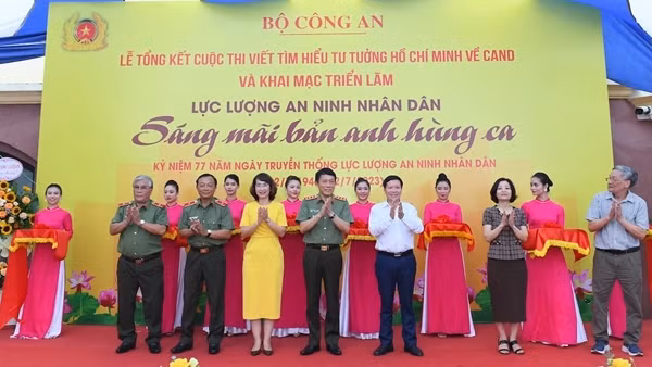 Trao giải cuộc thi tìm hiểu tư tưởng Hồ Chí Minh về CAND và triển lãm về lực lượng ANND