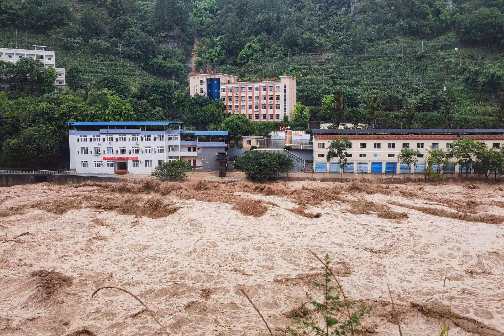 Trung Quốc: Nơi nắng như thiêu đốt, nơi phát cảnh báo đỏ vì lũ lớn -0