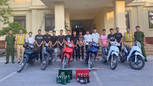 Thấy Công an, nhóm côn đồ bỏ xe máy, vứt phóng lợn tháo chạy