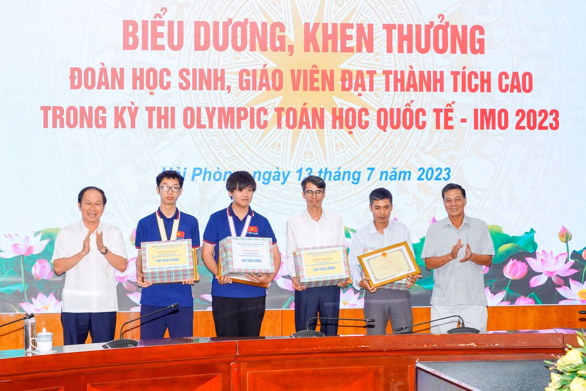 Hải Phòng tặng thưởng hơn 1,6 tỷ đồng cho học sinh và giáo viên dự kỳ thi Olympic Toán học quốc tế -0