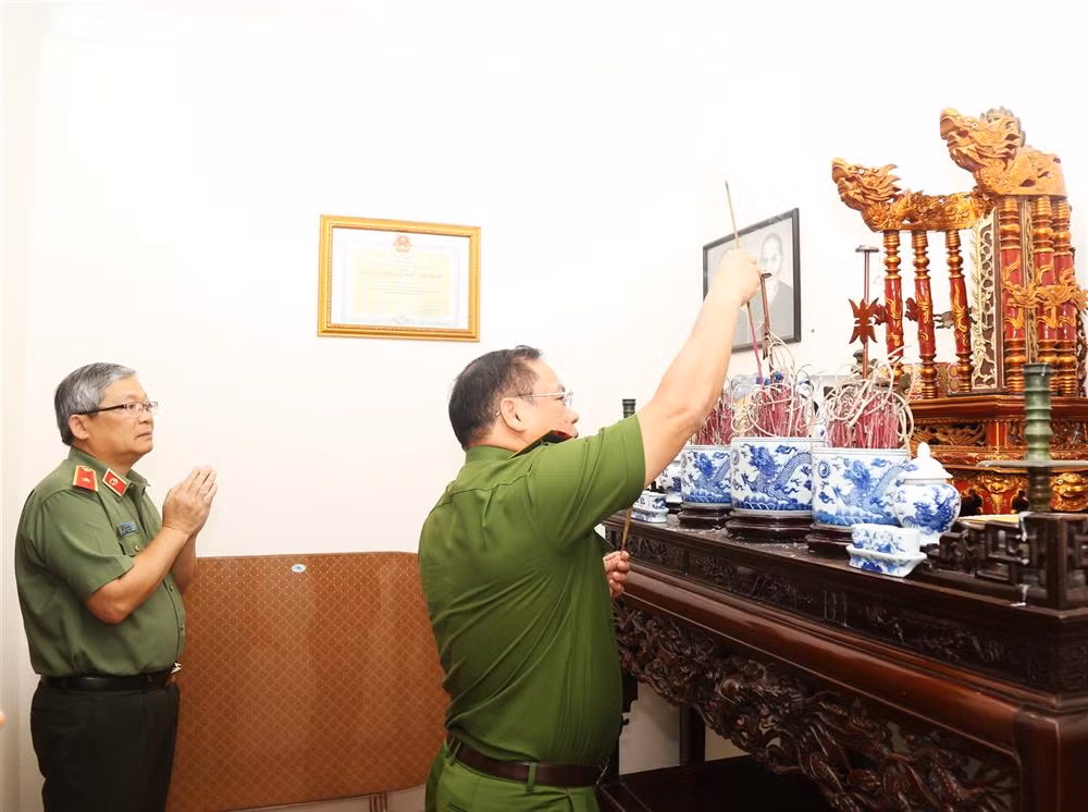 Tri ân, thăm hỏi thân nhân gia đình các đồng chí cố lãnh đạo Bộ Công an qua các thời kỳ -0