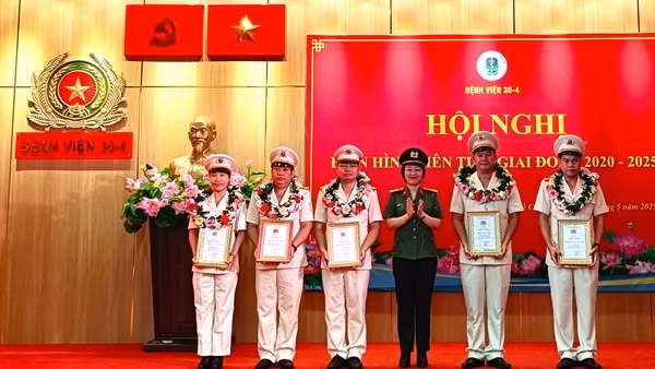 Bệnh viện 30-4 tuyên dương 30 tập thể, cá nhân điển hình tiên tiến