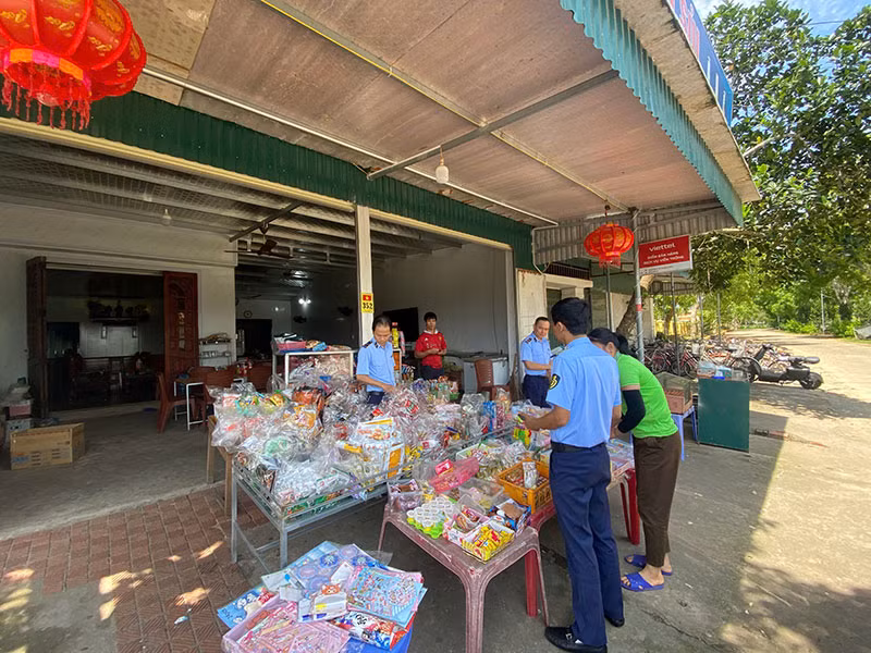 Quảng Ninh xử lý 56 vụ vi phạm an toàn thực phẩm, tiêu hủy hàng gần 1,7 tỷ đồng -0