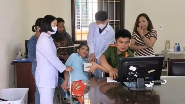 Đến tận nơi cấp Căn cước cho đối tượng bảo trợ xã hội