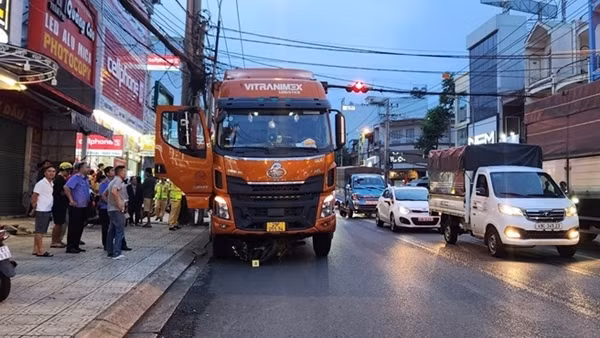 Tạm giữ hình sự tài xế dừng xe rút tiền gây tai nạn chết người