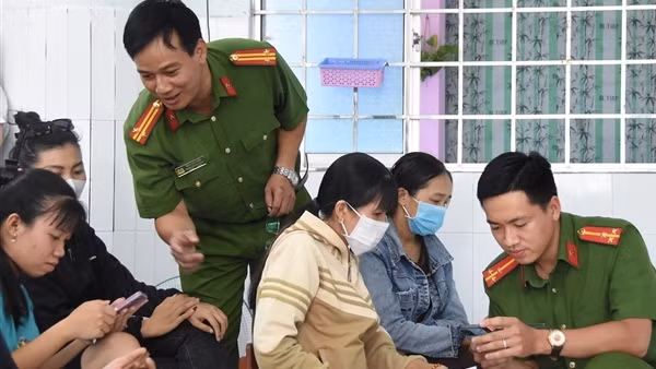 Công an các tỉnh lấy ý kiến nhân dân về dự thảo sửa đổi Hiến pháp năm 2013