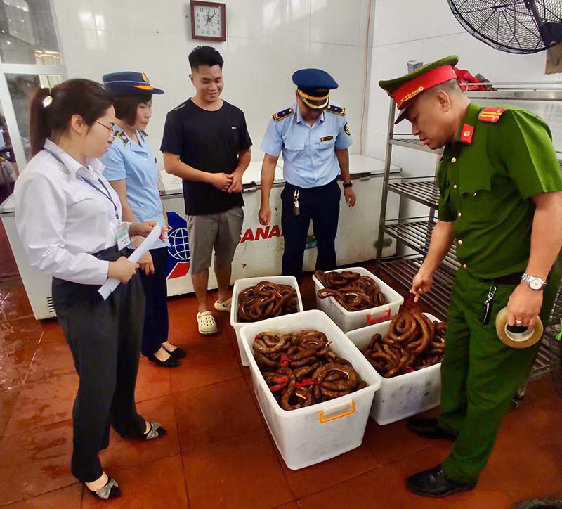 Quảng Ninh xử lý 56 vụ vi phạm an toàn thực phẩm, tiêu hủy hàng gần 1,7 tỷ đồng -0