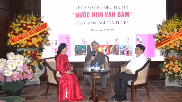 Ra mắt trọn bộ tiểu thuyết sử thi “Nước non vạn dặm” về Chủ tịch Hồ Chí Minh