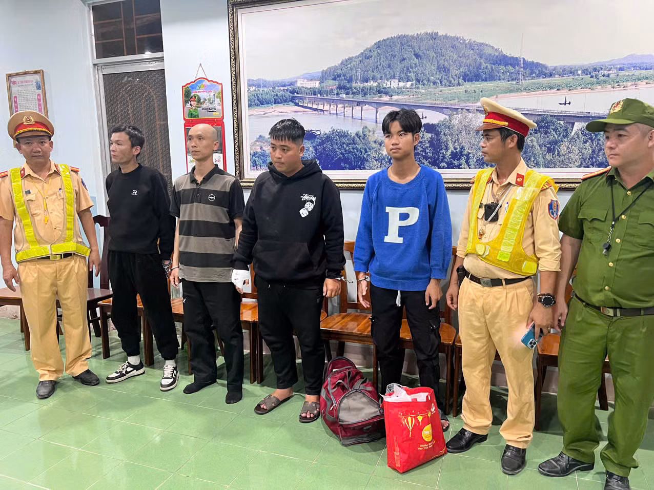 CSGT Công an tỉnh Quảng Ngãi bắt nhóm đối tượng gây án ở Lâm Đồng trên đường chạy trốn -0