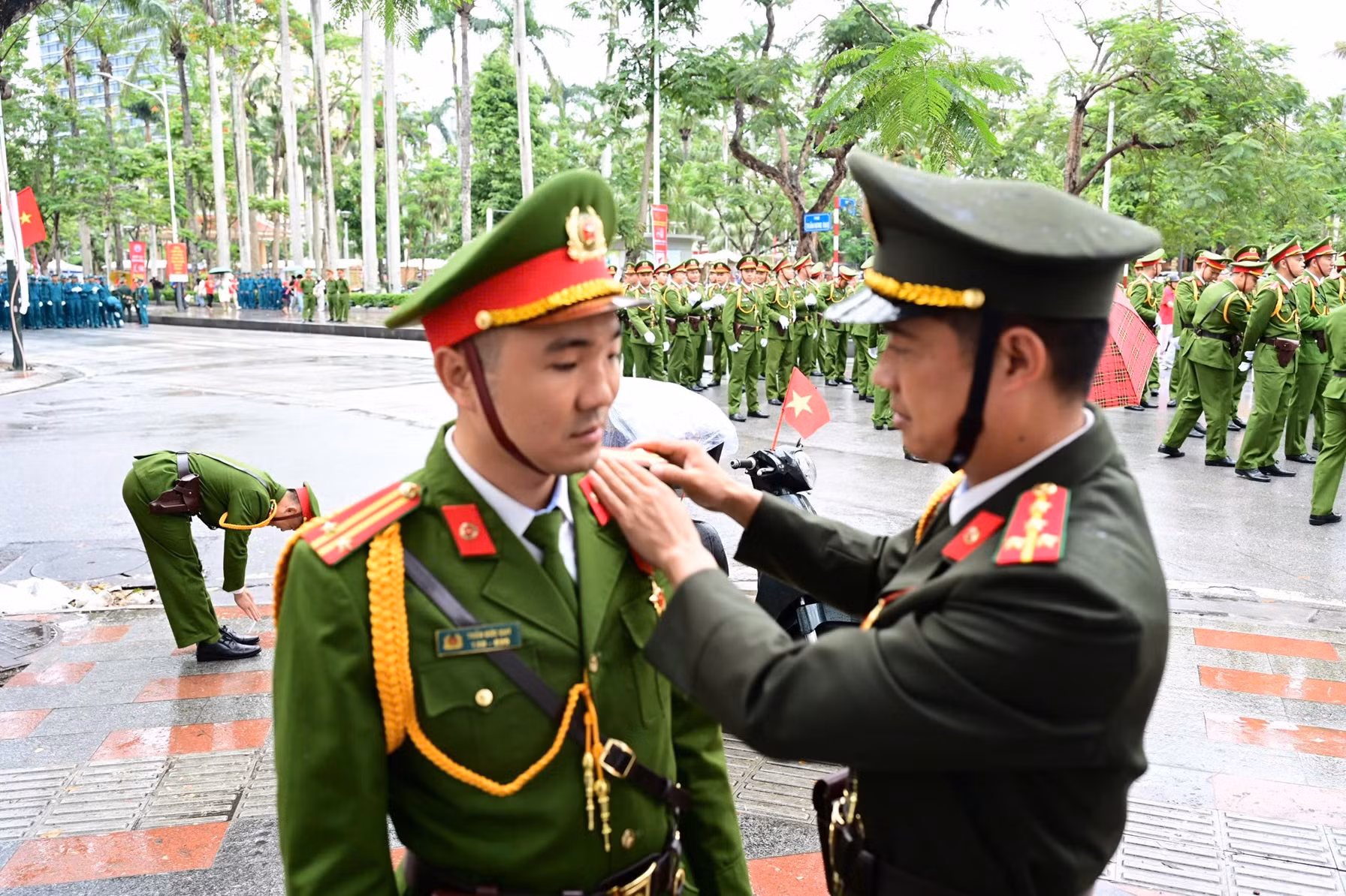 Hàng vạn người đội mưa xem duyệt đội ngũ, diễu hành chào mừng Ngày giải phóng Hải Phòng -0