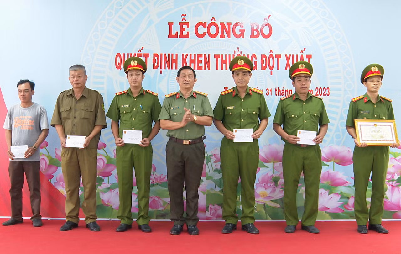 dai ta phan ngoc tinh, pgd cong an tinh trao bang khen cho tap the cax thuan thoi va thuong nong cho cac ca nhan, tap the vu kham pha nhanh vu cuop tai san.jpg -0
