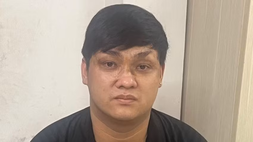 Bắt đối tượng tự tay xóa các tờ rơi cho vay do mình dán ra -0