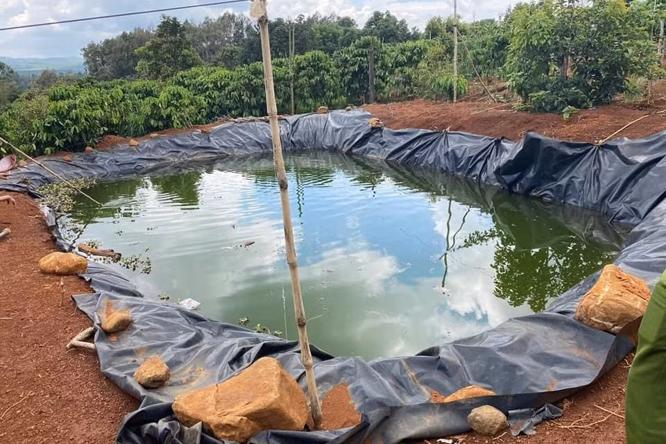 Lao xuống hồ nước cứu cháu, hai bà cháu tử vong thương tâm -0