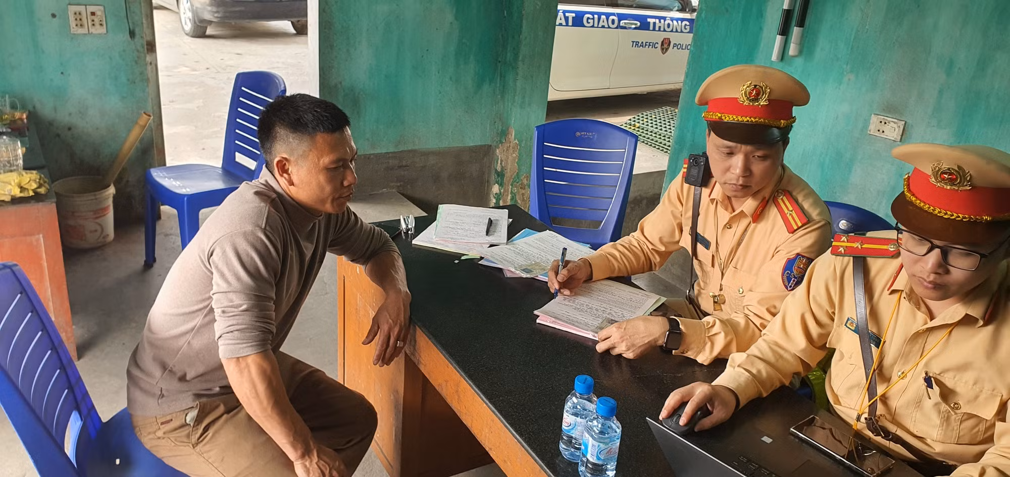 Liên tiếp phát hiện lái xe sử dụng bằng giả để qua mặt lực lượng chức năng -0