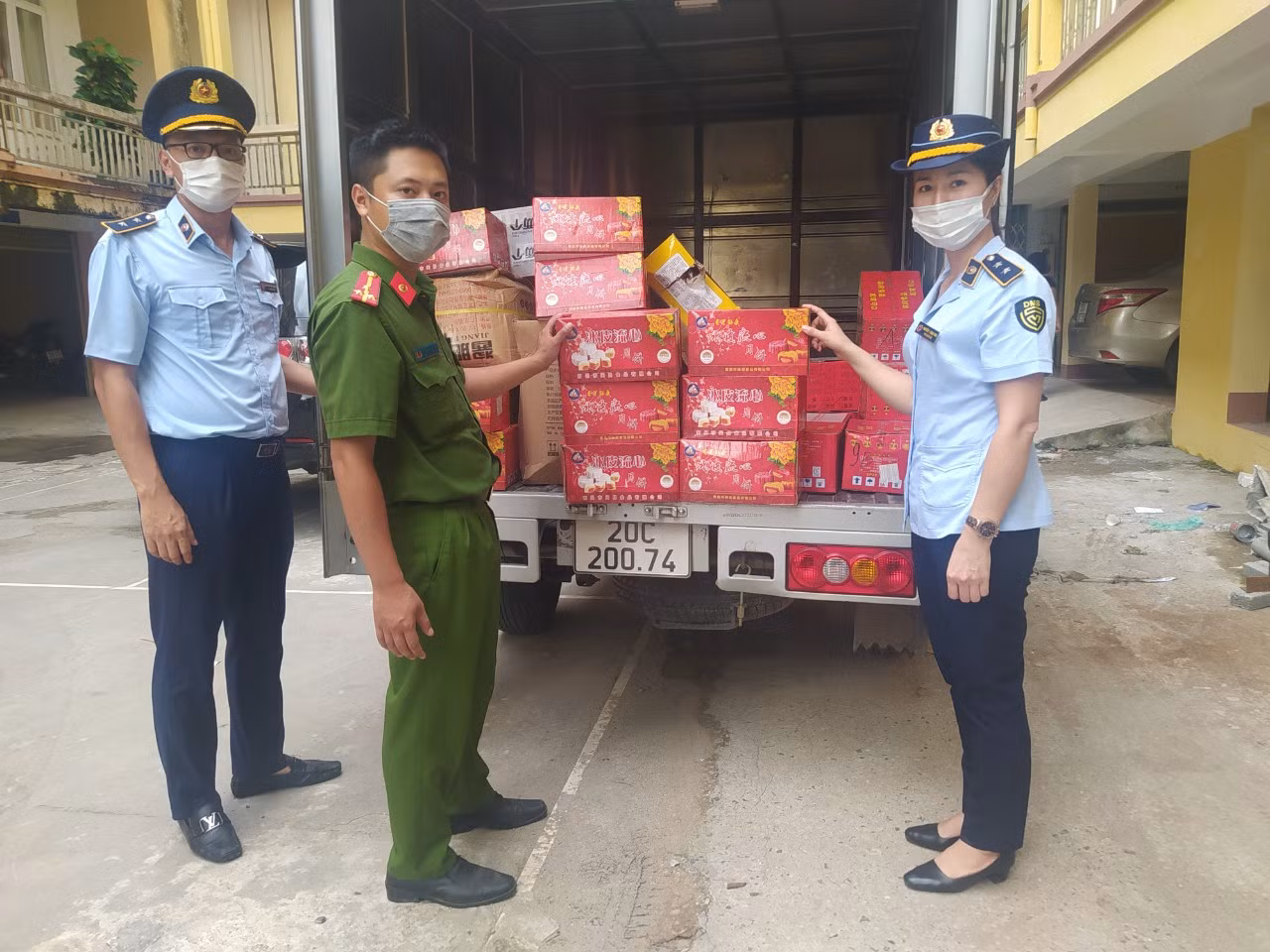 Ngăn chặn kịp thời 2 vụ vận chuyển số lượng lớn bánh trung thu, thực phẩm các loại nhập lậu -0