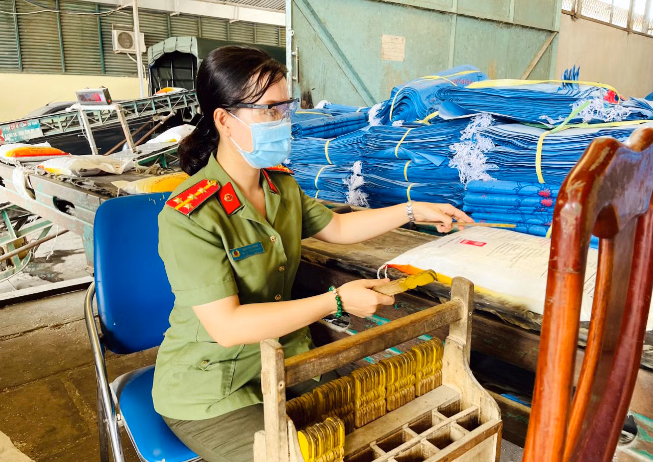 Công an tỉnh An Giang tiếp tục trao tặng 200 tấn gạo, 47 tấn cá, rau củ hỗ trợ người dân khó khăn -1