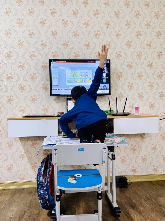 Phụ huynh bấn loạn trước “nguy cơ” con vào lớp 1 đã học online -0