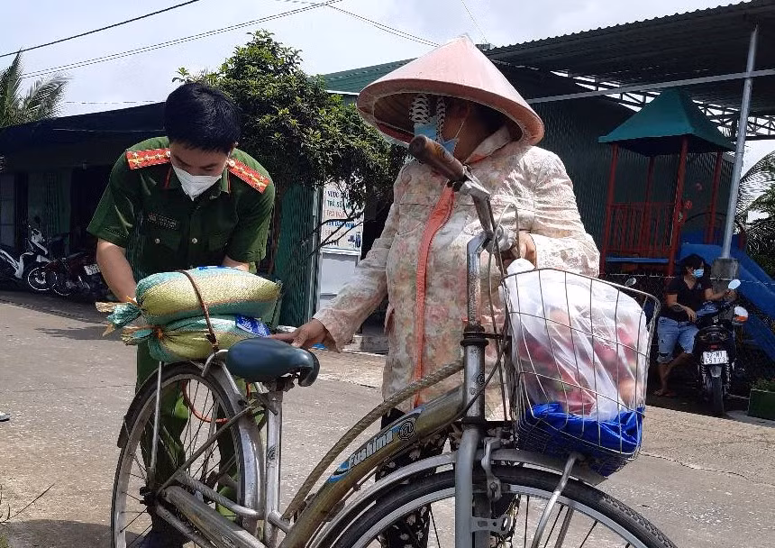 Công an huyện Bến Lức mang lương thực thực phẩm đến tận tay người dân -3