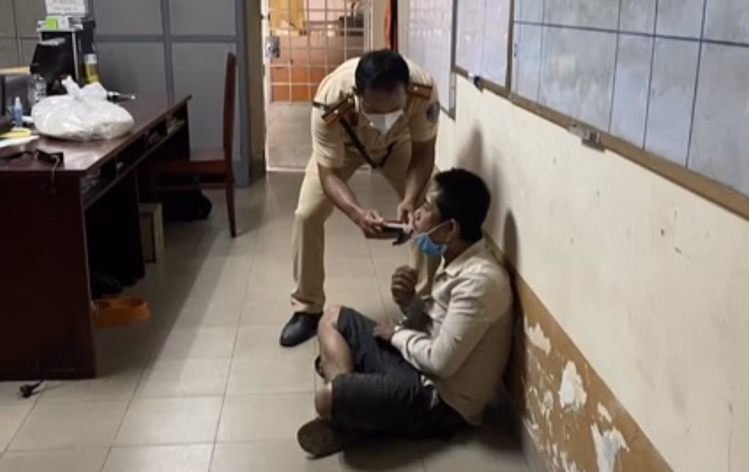 Nhậu say dùng mảnh kính vỡ tấn công Công an -0