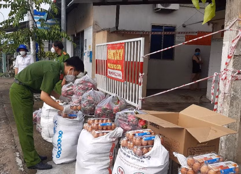 Công an huyện Bến Lức mang lương thực thực phẩm đến tận tay người dân -2