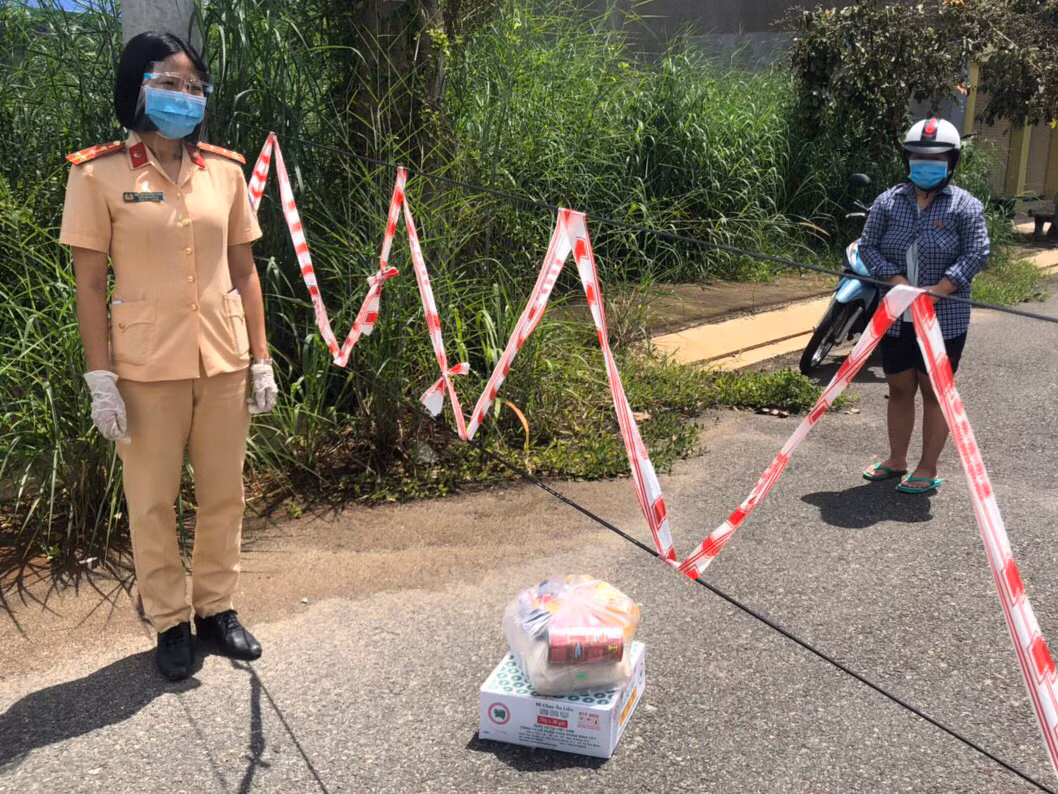 Công an Bình Phước trao tặng quà cho người dân khó khăn ở “vùng xanh” -0