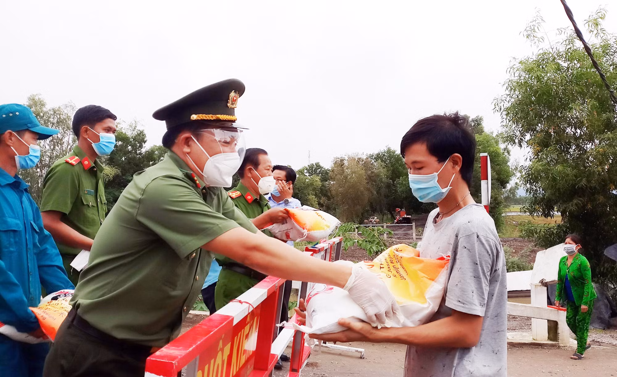 Công an tỉnh An Giang tiếp tục trao tặng 200 tấn gạo, 47 tấn cá, rau củ hỗ trợ người dân khó khăn -3