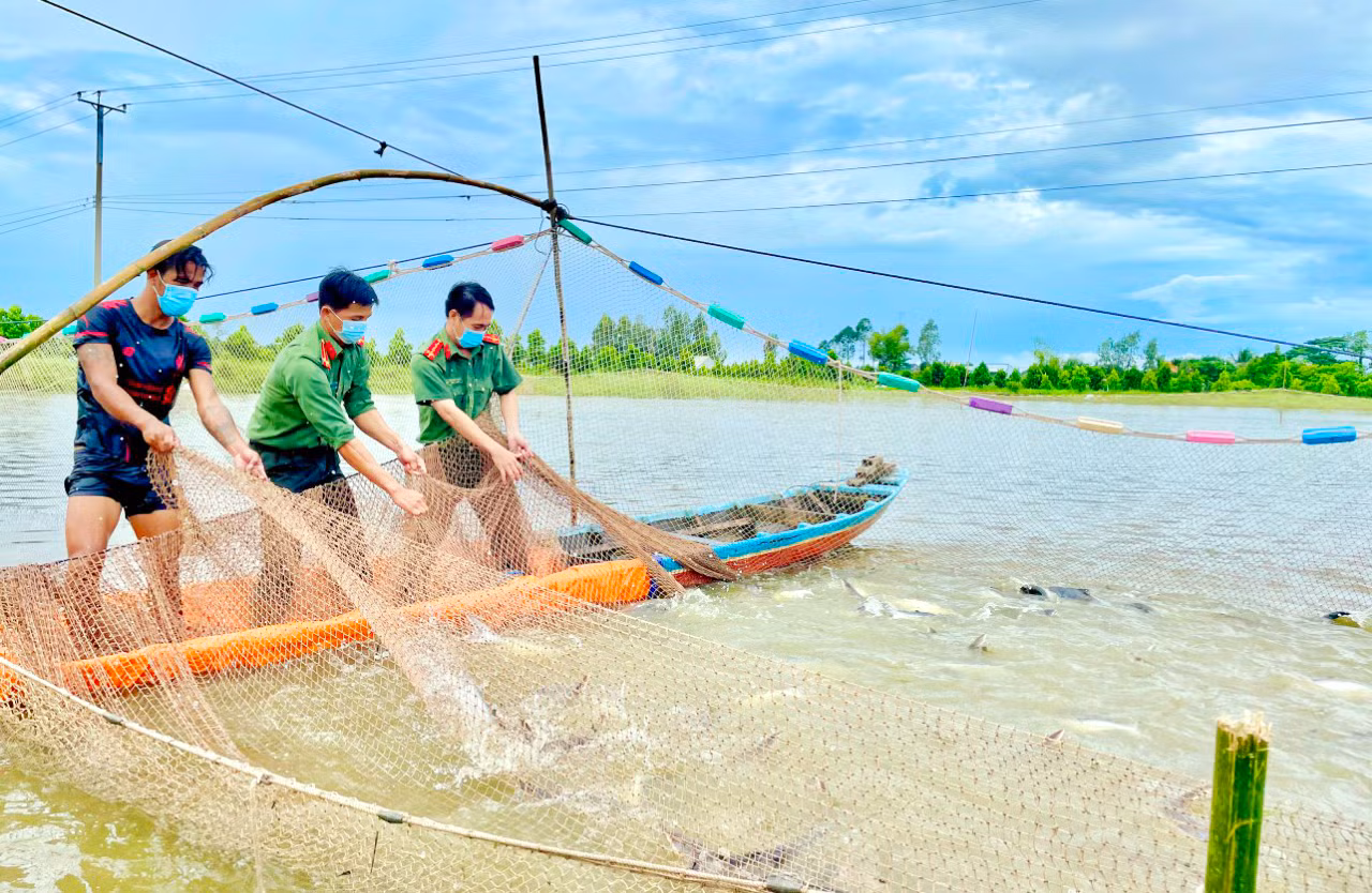 Công an tỉnh An Giang tiếp tục trao tặng 200 tấn gạo, 47 tấn cá, rau củ hỗ trợ người dân khó khăn -0
