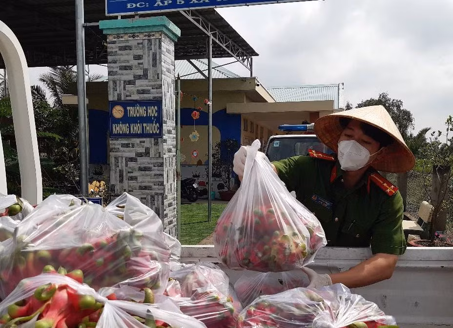 Công an huyện Bến Lức mang lương thực thực phẩm đến tận tay người dân -0
