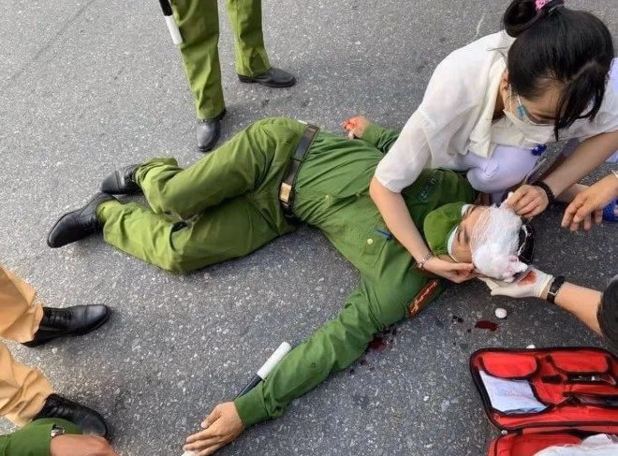 Nam thanh niên chạy mô tô không biển, tông Cảnh sát để “thông chốt” ảnh 1 tông (3).jpg -0