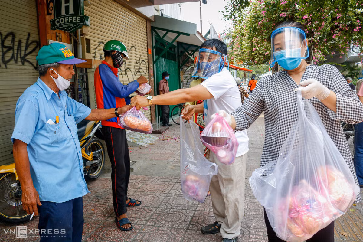 Thế gian rực rỡ những ân tình -0