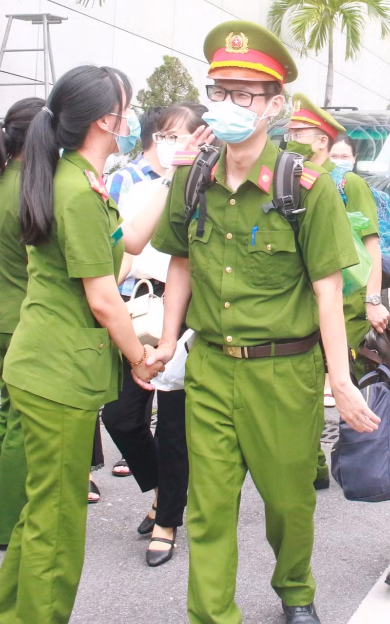 Xúc động những chiến sĩ lên đường vào TP Hồ Chí Minh phòng, chống dịch COVID-19 -2