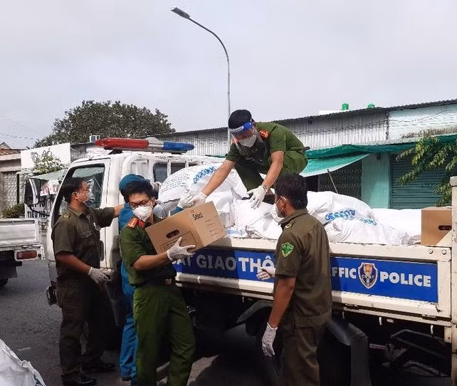 Công an huyện Bến Lức mang lương thực thực phẩm đến tận tay người dân -7
