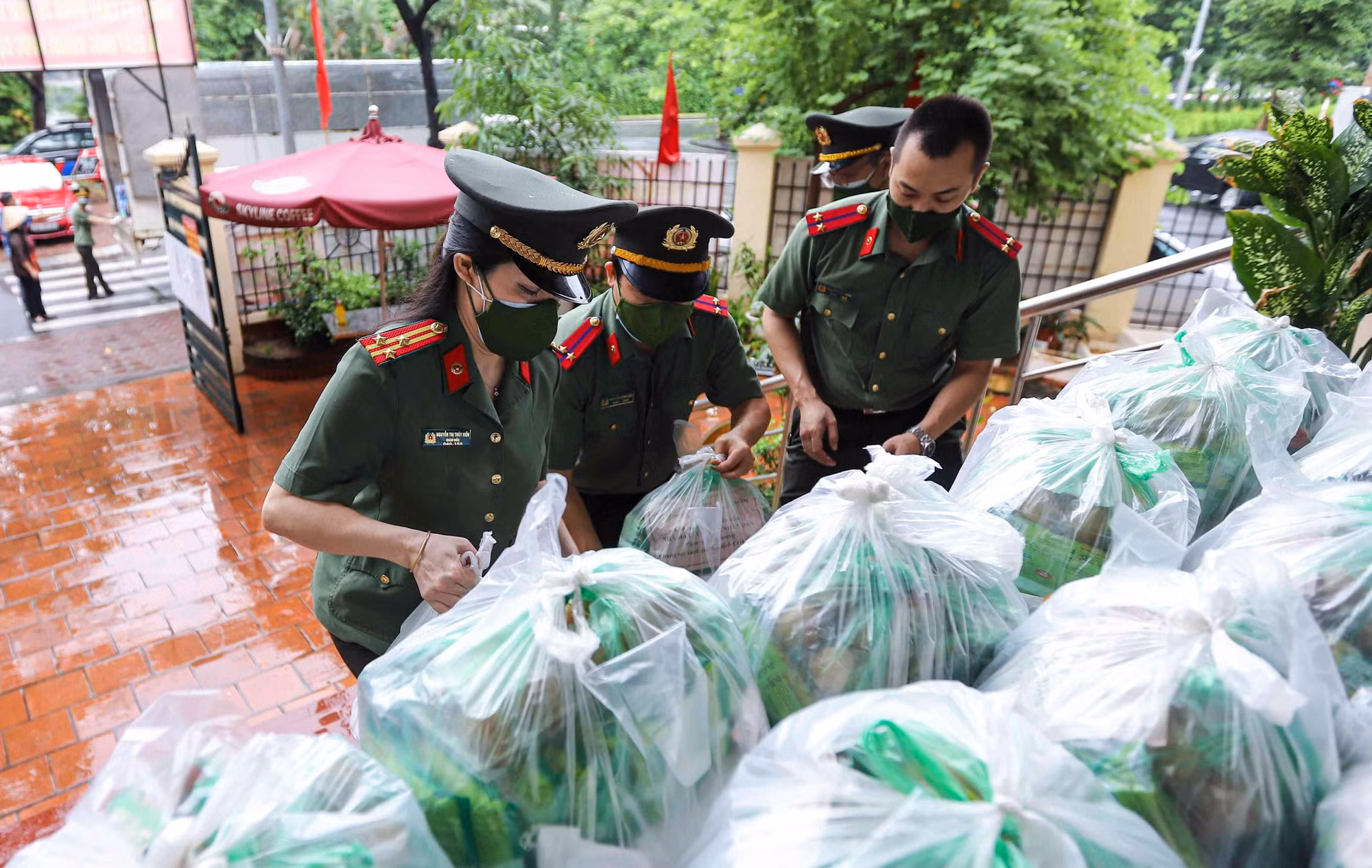 Nghệ sĩ Công an chung sức hỗ trợ người khó khăn, động viên cán bộ chiến sĩ chống dịch -0