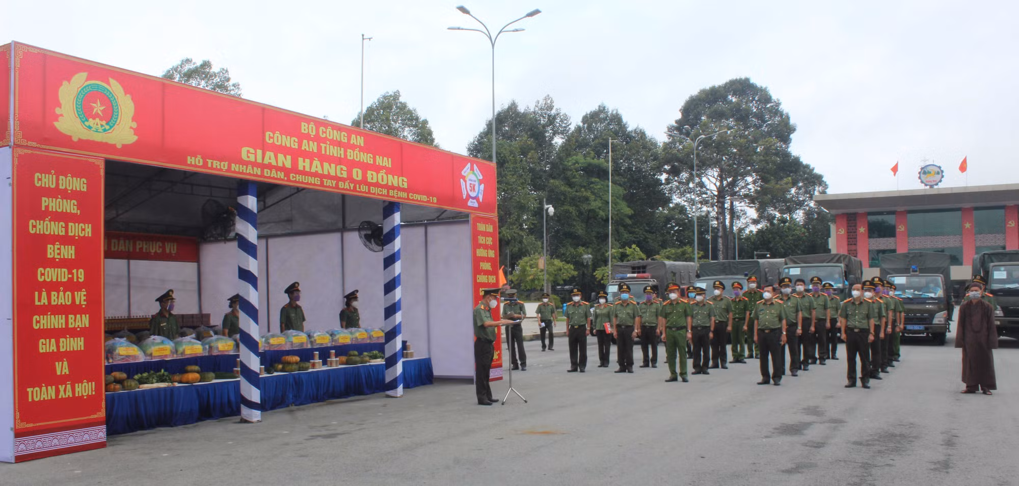 Công an Đồng Nai tổ chức mô hình “Gian hàng 0 đồng” hỗ trợ người dân khó khăn -0