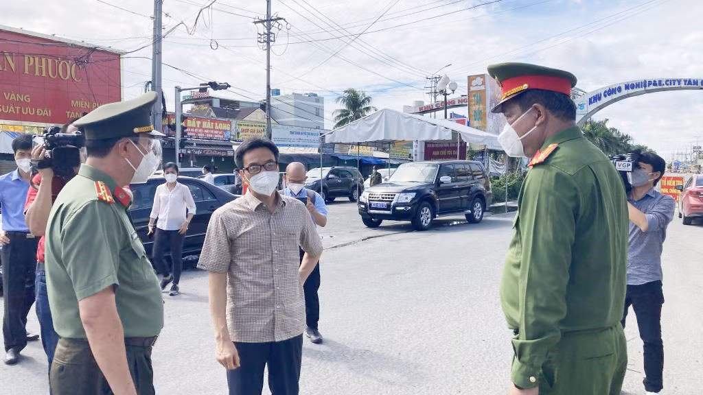Phó Thủ tướng Vũ Đức Đam thị sát công tác phòng chống dịch ở Long An -0