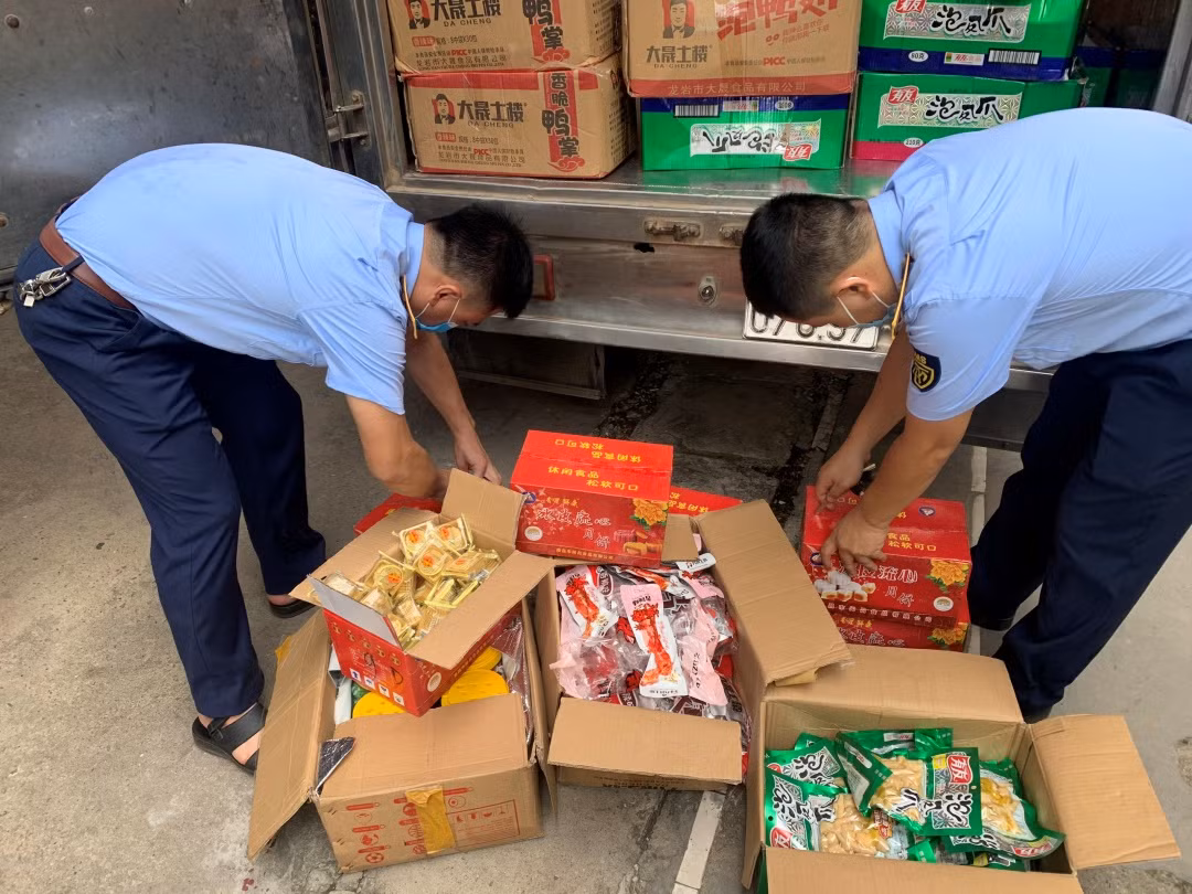 Ngăn chặn kịp thời 2 vụ vận chuyển số lượng lớn bánh trung thu, thực phẩm các loại nhập lậu -0