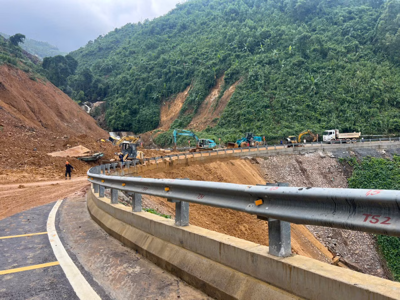 Tập trung khắc phục hậu quả sạt lở trên đèo Khánh Lê, nỗ lực thông tuyến trong ngày 7/12 -0