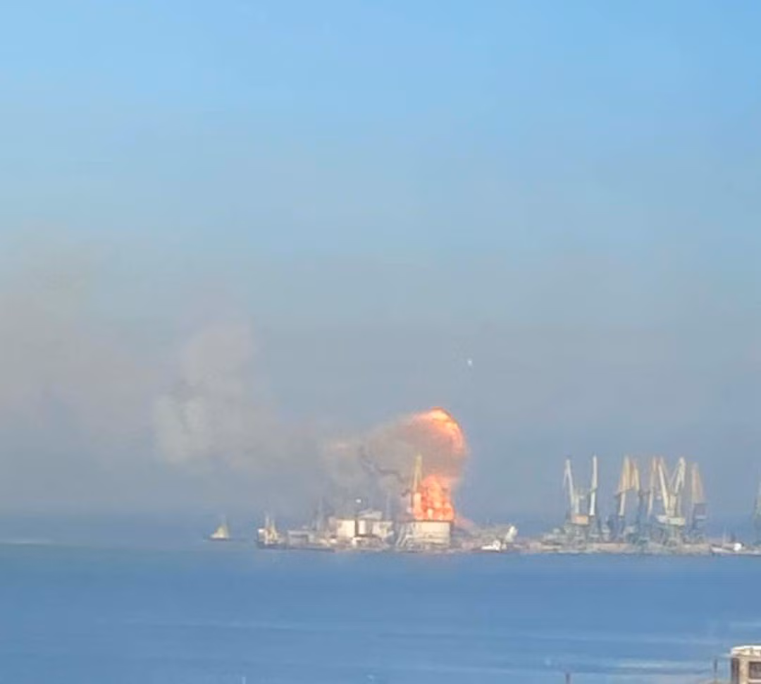 Ukraine tuyên bố đánh chìm tàu đổ bộ Nga ở biển Azov -0