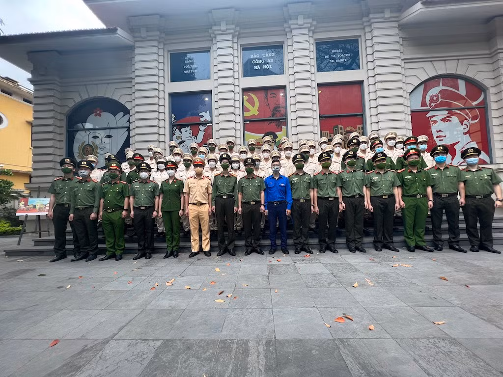 Đoàn viên, thanh niên Công an TP Hà Nội đạp xe tới các “địa chỉ đỏ” -1