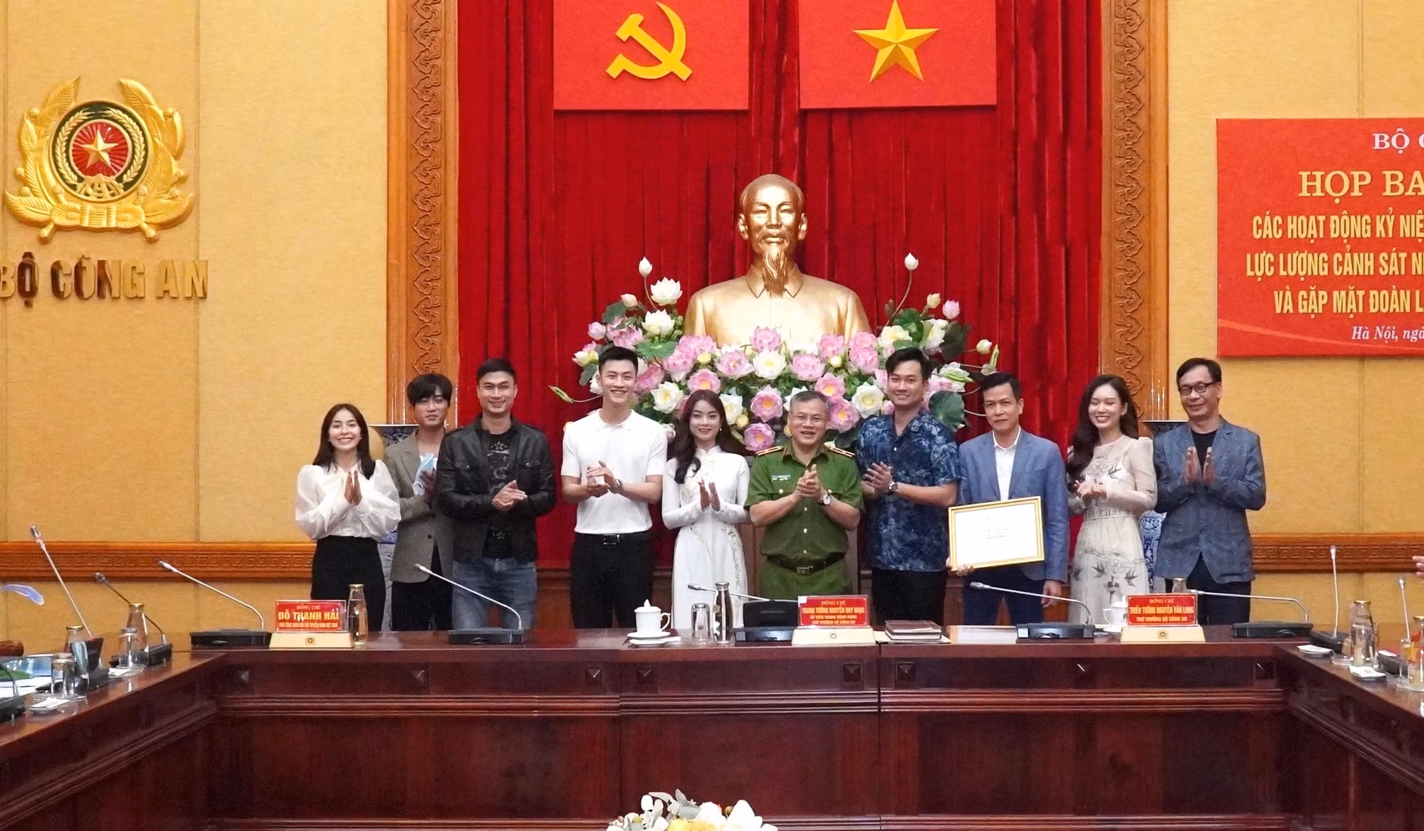 Bộ Công an gặp mặt Đoàn làm phim “Phố trong làng” -0
