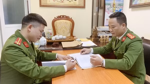 Thầm lặng bên những trang hồ sơ ảnh 2