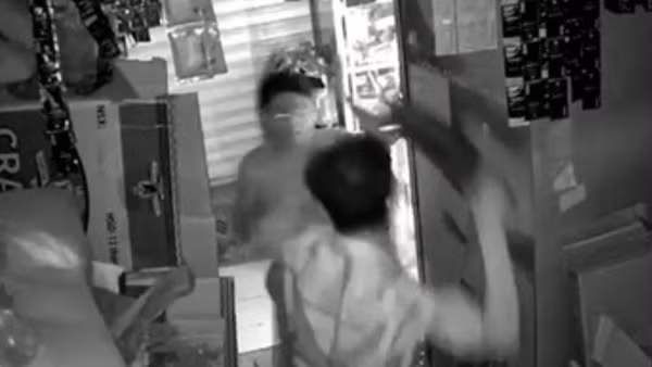 Hai vợ chồng tử vong tại nhà riêng bên 2 bé gái đói lả ảnh 2