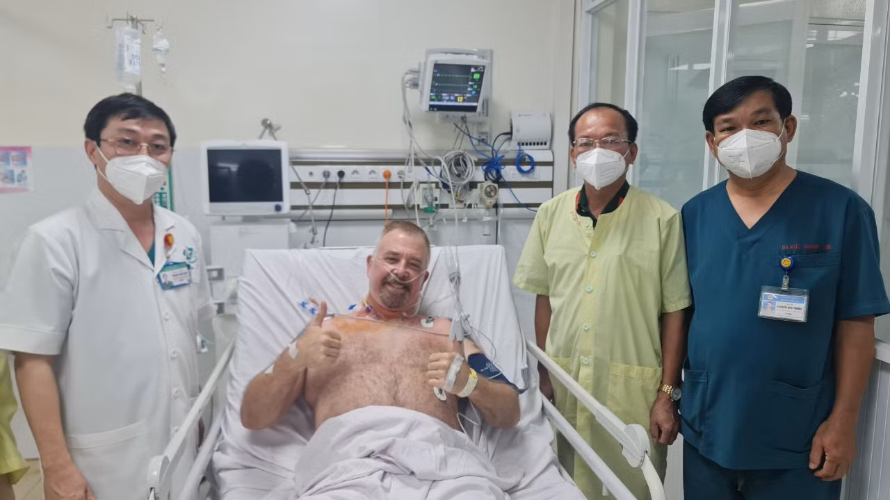 Bệnh viện 175 cứu sống nam phi công người Australia bị nhồi máu cơ tim cấp -0