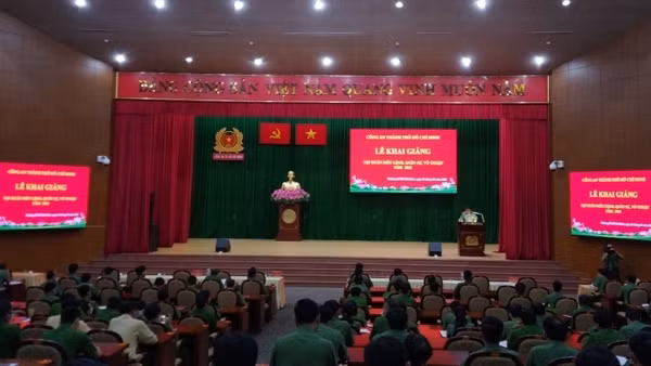 Công an TP Hồ Chí Minh tập huấn điều lệnh, quân sự, võ thuật