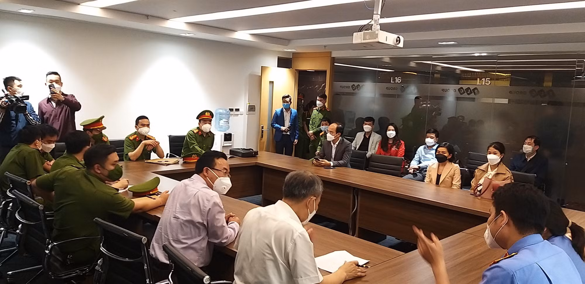 Những hình ảnh nóng khám xét tại trụ sở FLC -0