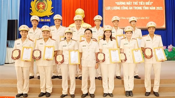Công an tỉnh Cà Mau tuyên dương 12 gương mặt trẻ tiêu biểu