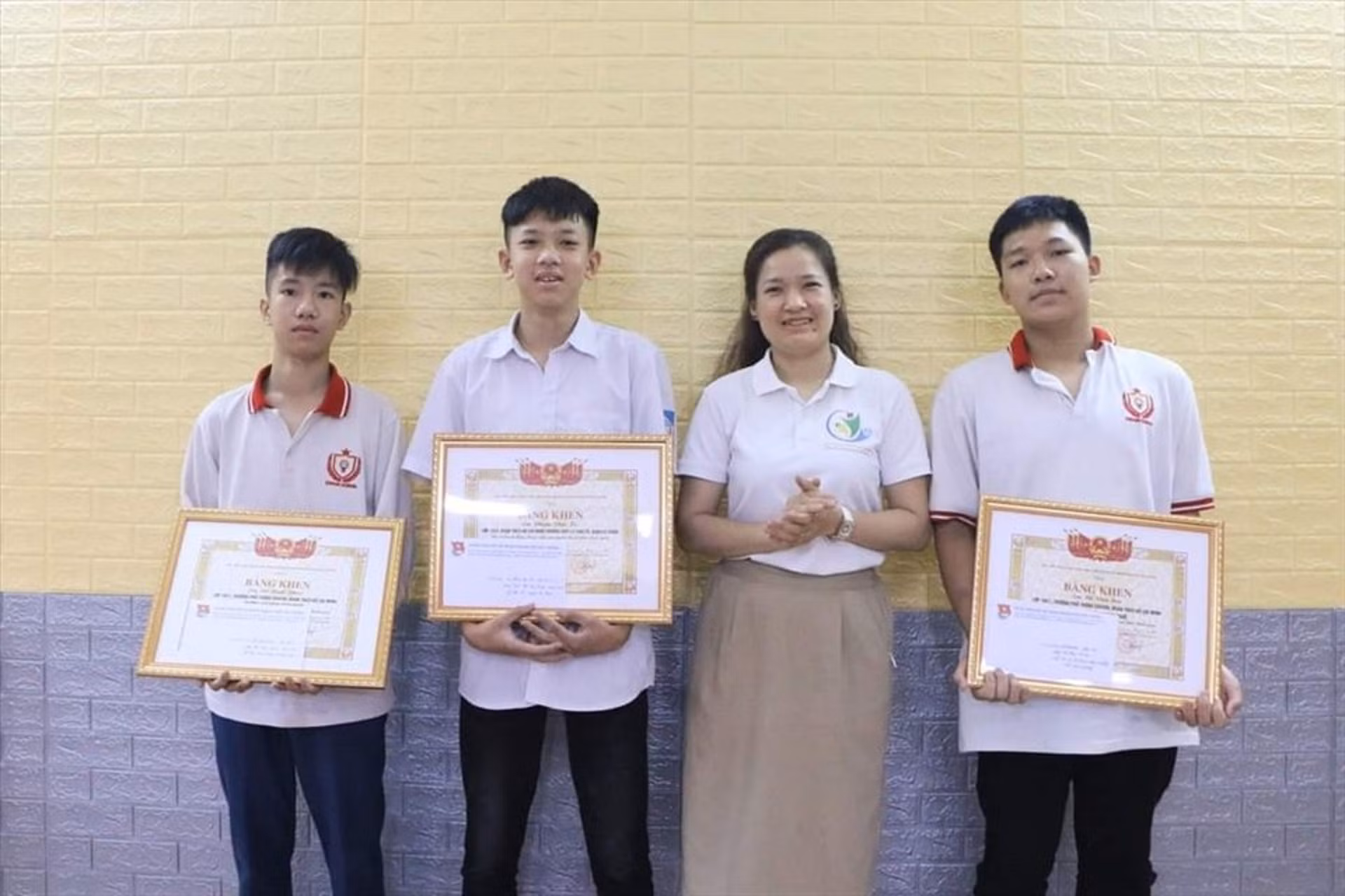 3 em học sinh lớp 10 cứu sống cụ bà bị đuối nước ở Hải Phòng -0
