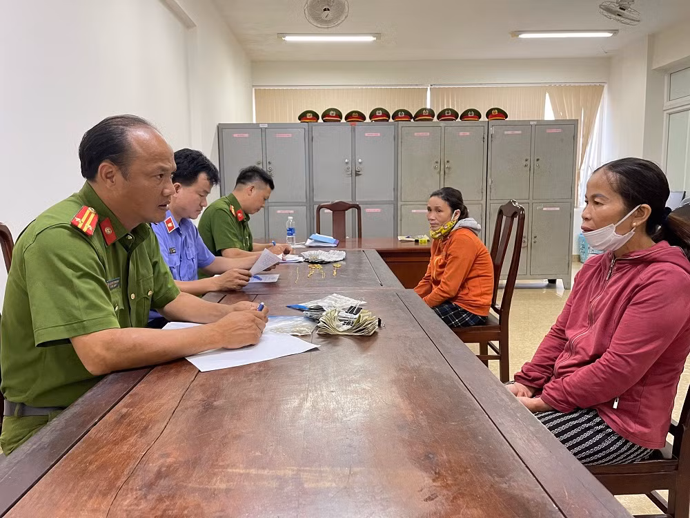 Giả vờ mua hàng, 2 phụ nữ buôn ve chai lấy trộm hơn 20 ngàn USD -0