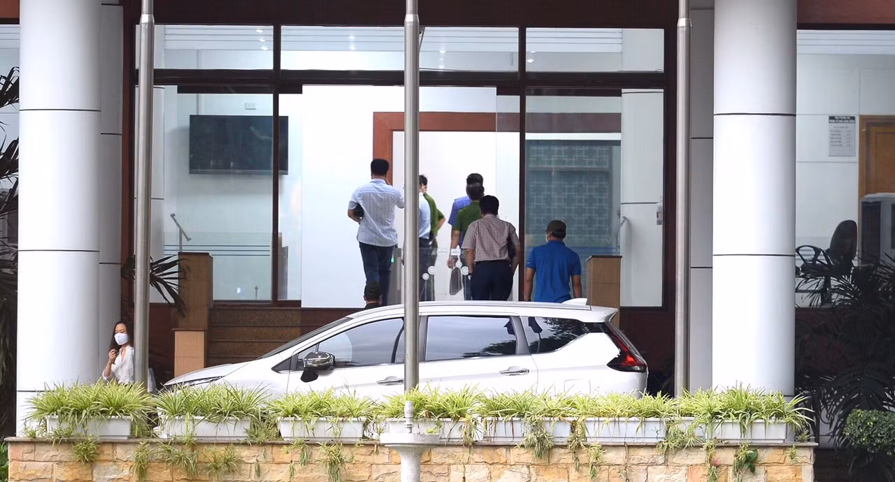 Phóng viên quây kín Bộ Y tế mỗi khi có xe biển xanh ra vào -0
