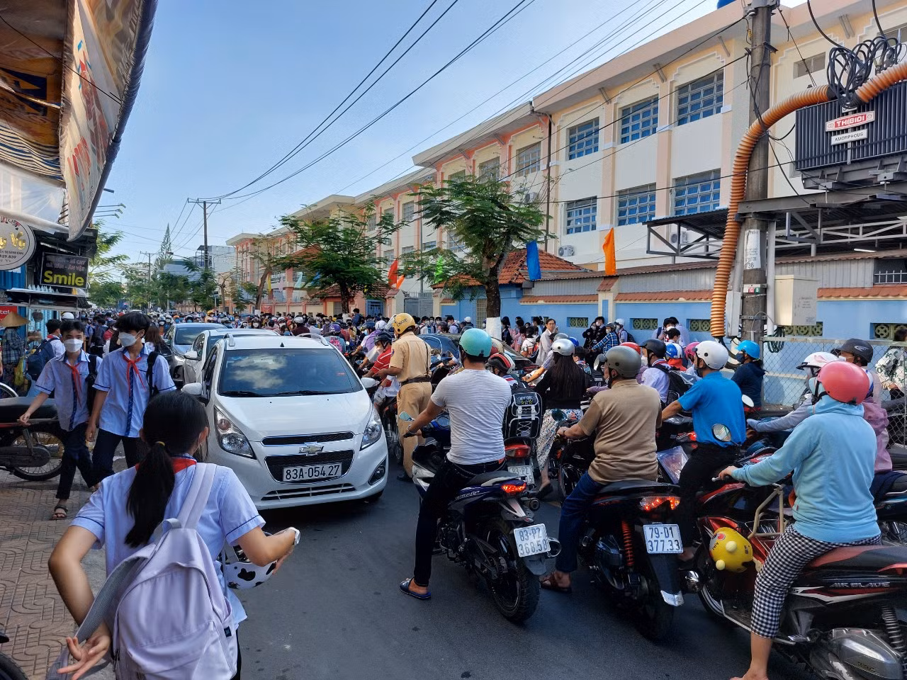 Ô tô vô tư đi vào giờ cấm gây ùn tắc, khiến người dân bức xúc -1